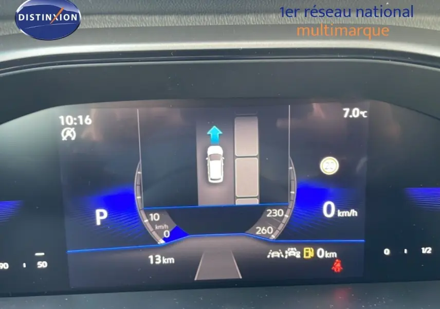 Tableau de bord numérique du Volkswagen T-Roc 2025 affichant la vitesse, la température et l’aide au stationnement.