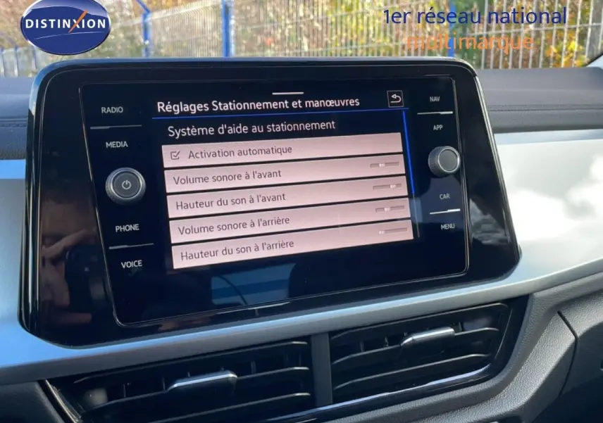 Écran tactile central du Volkswagen T-Roc gris pyrite, affichant les réglages du système d'aide au stationnement.