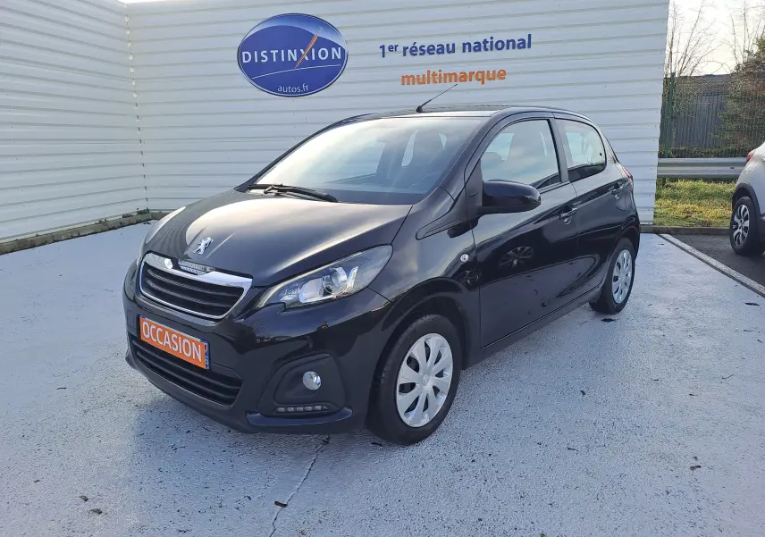 Peugeot 108 noire vue en 3/4 avant droit, compacte cinq portes avec jantes acier et feux LED diurnes.