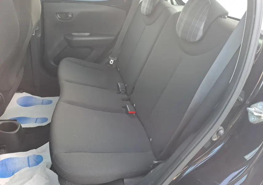 Vue intérieure côté droit sur la banquette arrière noire en tissu de la Peugeot 108 Active 2020 à 5 portes.