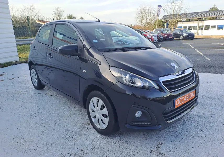 Peugeot 108 noire vue en 3/4 avant droit, compacte 5 portes avec phares LED et plaque "OCCASION" visible.