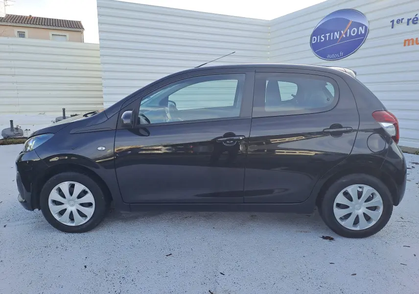 Profil côté gauche d'une Peugeot 108 noire 5 portes de 2020, compacte et élégante sur fond clair extérieur.