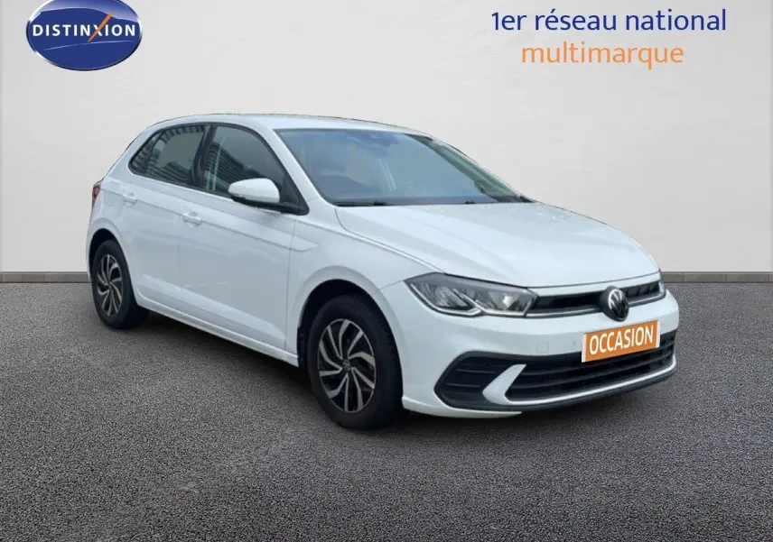 Volkswagen Polo blanc pur vue 3/4 avant droit avec jantes alliage et calandre moderne, en extérieur sur sol gris.