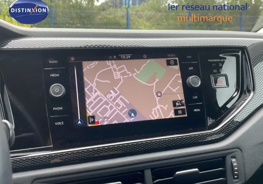 Vue rapprochée de l’écran tactile central avec navigation active dans l’habitacle noir d’une Volkswagen Polo 2022.