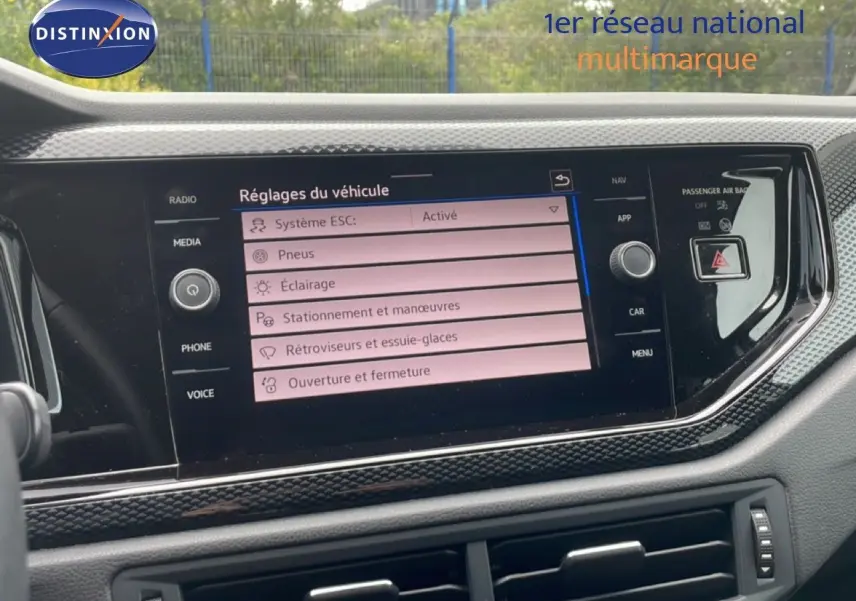 Écran tactile central du tableau de bord de la Volkswagen Polo 2022 affichant les réglages du véhicule.