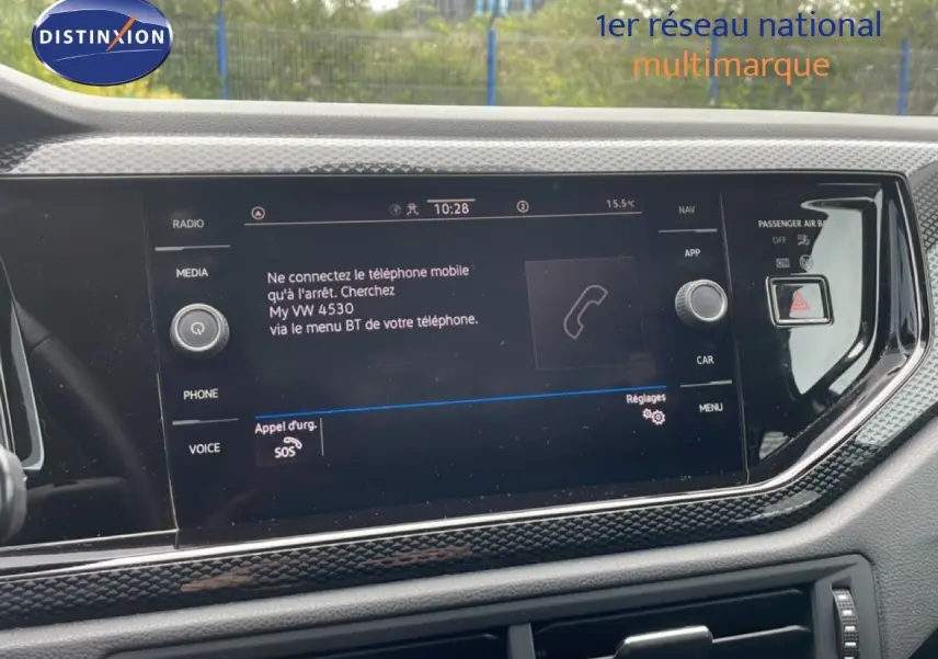 Vue rapprochée de l’écran multimédia intérieur d’une Volkswagen Polo blanche, affichant les options de connexion Bluetooth.