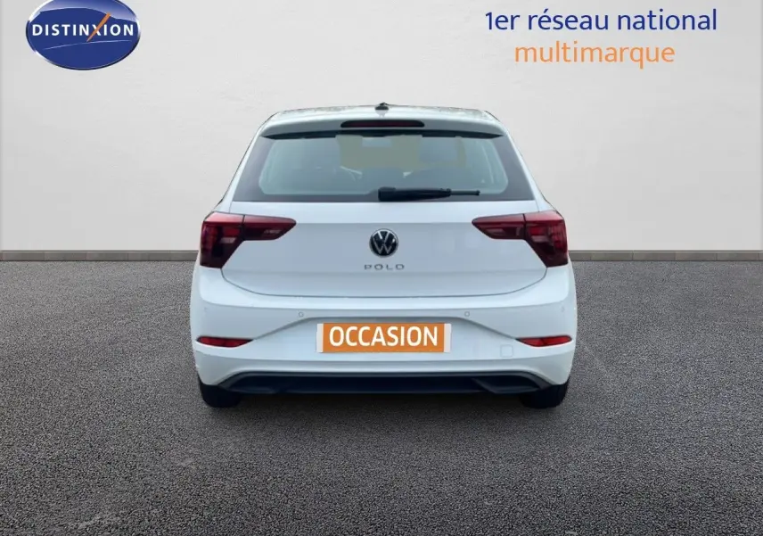 Vue arrière d'une Volkswagen Polo blanche Pure de 2022, avec feux arrière rouges et plaque "OCCASION" visible.
