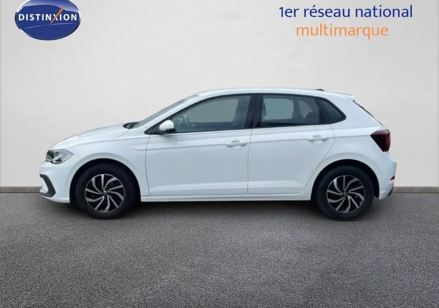 Profil droit d'une Volkswagen Polo blanche 2022 avec jantes noires et détails modernes visibles sur fond neutre.