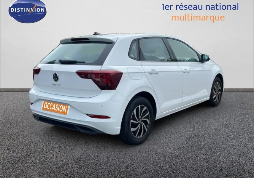 Vue 3/4 arrière droite d'une Volkswagen Polo blanche pur avec jantes alliage et feux arrière LED visibles.