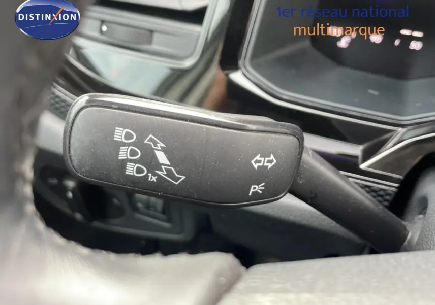 Gros plan sur la manette de clignotant côté gauche dans l’habitacle d’une Volkswagen Polo blanche 2022.
