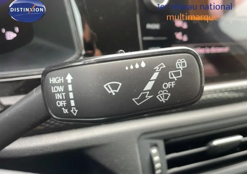 Gros plan sur la commande des essuie-glaces dans l’habitacle d’une Volkswagen Polo blanche, version 2022.