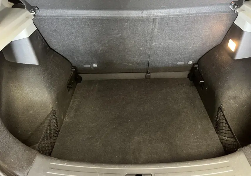 Coffre spacieux et vide du MG ZS 1.5L VTi Tech 2022, vue intérieure arrière avec éclairage latéral allumé.