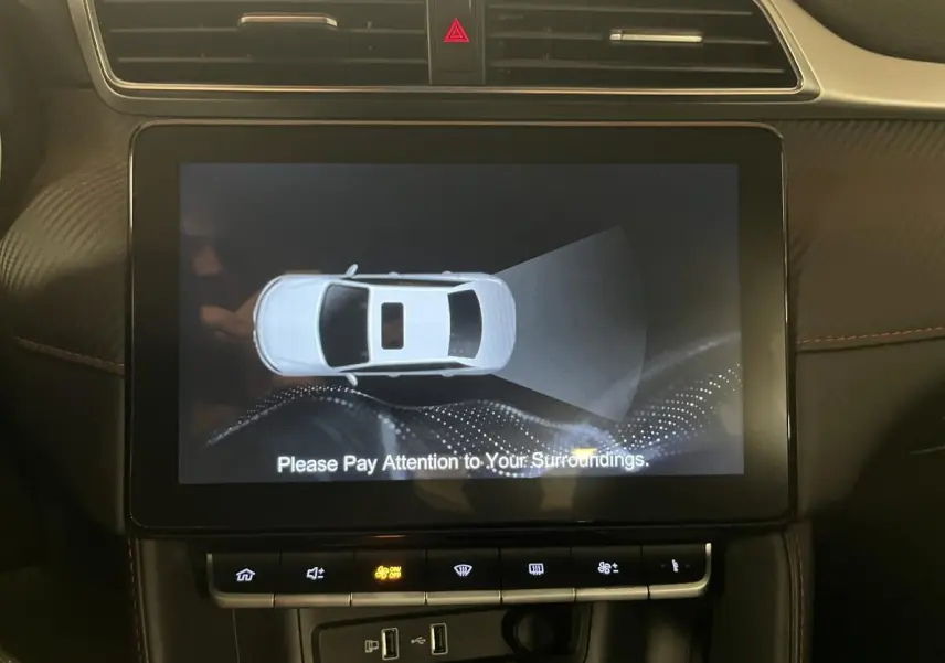 Écran tactile central du tableau de bord du MG ZS 2022, affichant l'alerte de surveillance des alentours.