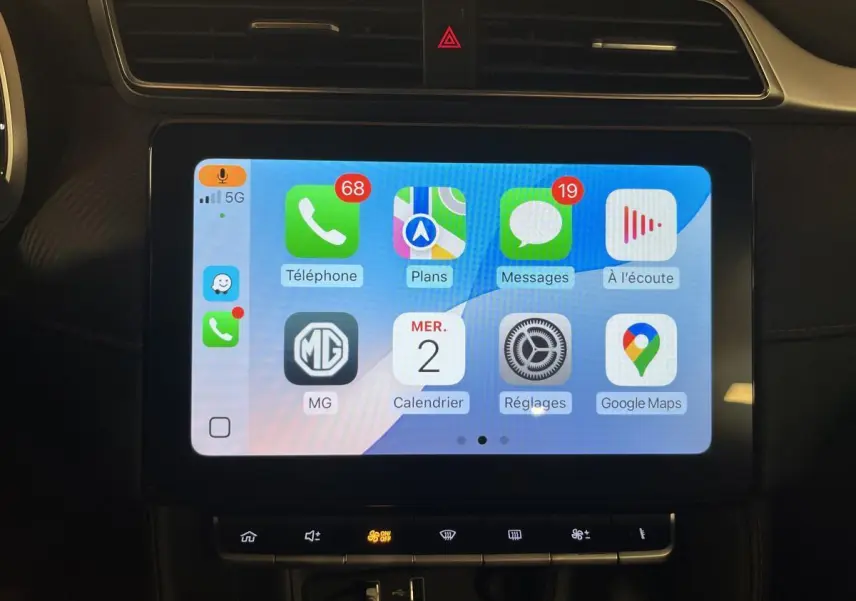 Écran tactile central du tableau de bord du MG ZS 2022 affichant Apple CarPlay avec icônes colorées.
