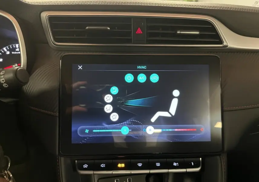 Écran tactile central affichant les réglages de climatisation dans l'habitacle noir du MG ZS 2022.