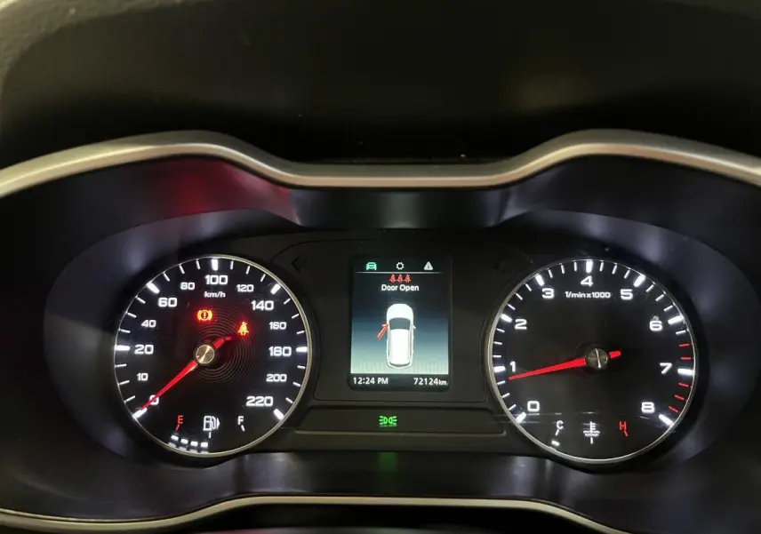 Tableau de bord du MG ZS 2022 avec affichage numérique central et compte-tours et vitesse en éclairage blanc.