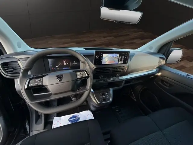 Vue intérieure du tableau de bord du Peugeot Expert Fourgon noir 2025, avec écran tactile central et volant multifonction.