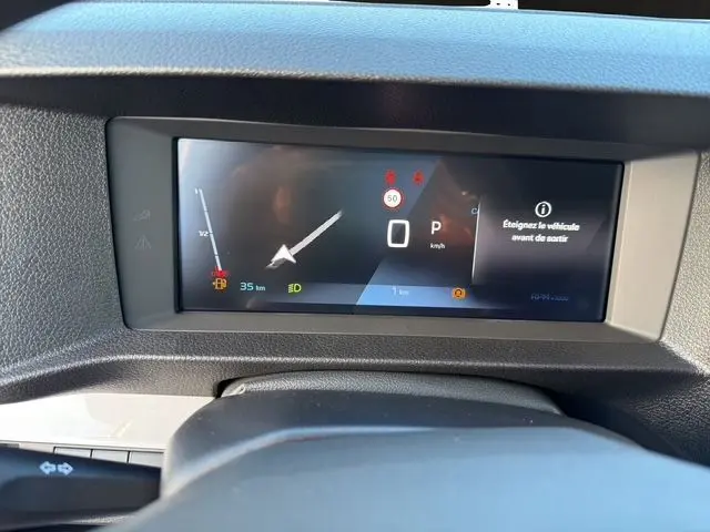 Tableau de bord numérique du Peugeot Expert Fourgon 2025, affichant la vitesse à 0 km/h et des alertes visibles.