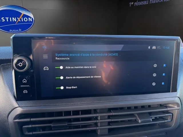 Écran tactile du système d’aide à la conduite dans le tableau de bord du Peugeot Expert Fourgon noir, vue intérieure frontale.