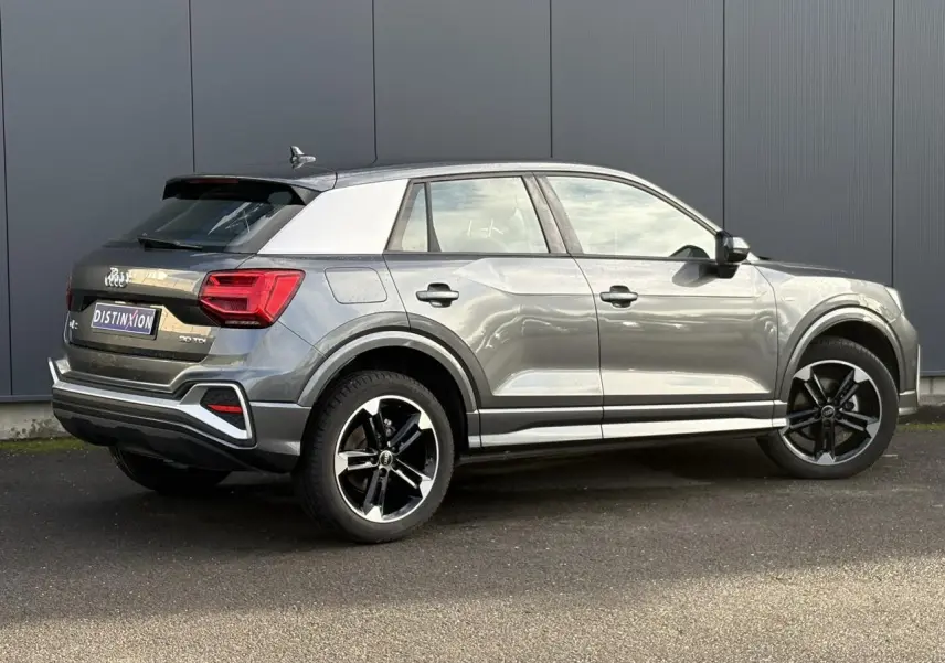 Audi Q2 30 TDI S-Line gris Daytona vue 3/4 arrière côté droit avec jantes Audi Sport 5 branches titane mat.