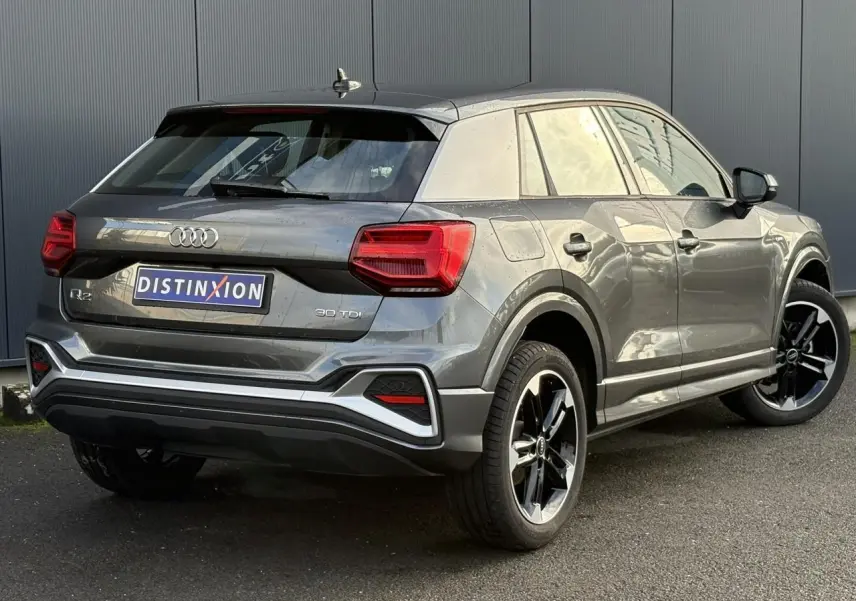 Audi Q2 30 TDI S-Line gris Daytona vue 3/4 arrière droit avec jantes Audi Sport 5 branches finition titane mat.