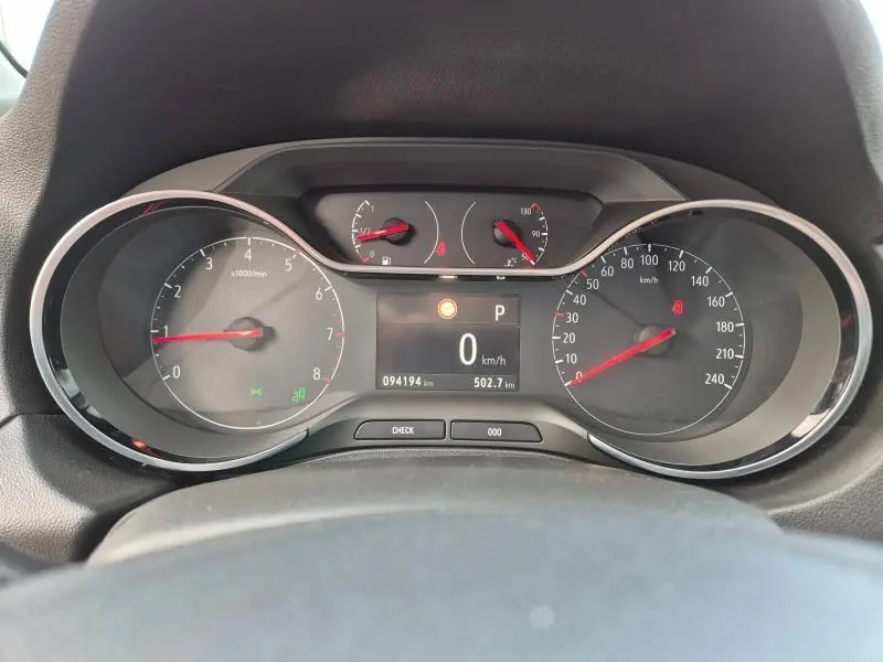 Vue rapprochée du tableau de bord de l'Opel Grandland X 2020, affichant compte-tours, vitesse et jauges.