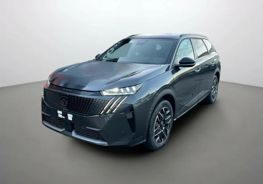 Peugeot 5008 Hybrid 145 GT gris titane avec toit noir, vue 3/4 avant mettant en valeur ses phares LED et jantes alu.