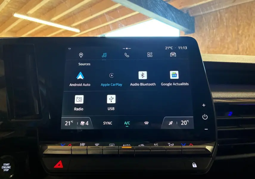 Écran tactile central du Renault Austral 2024 montrant les options multimédia et climatisation, intérieur gris noir.