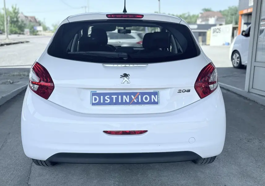Vue arrière d'une Peugeot 208 blanche de 2013 avec logo et plaque d'immatriculation Distinxion visible.