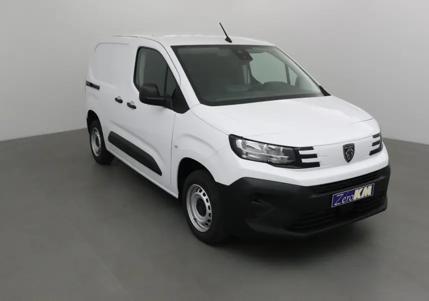 Peugeot Partner blanc en 3/4 avant droit, utilitaire compact avec pare-chocs noirs et jantes acier simples.