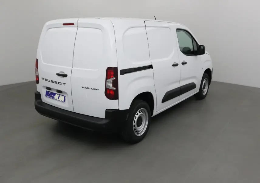 Vue 3/4 arrière droite d'un utilitaire Peugeot Partner blanc avec portes arrière battantes et jantes acier.