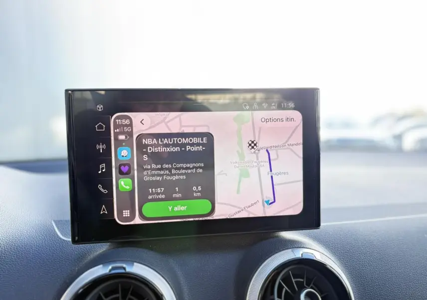 Écran central tactile de navigation MMI touch affichant un itinéraire dans l'Audi Q2 30 TDI S-Line 2025.