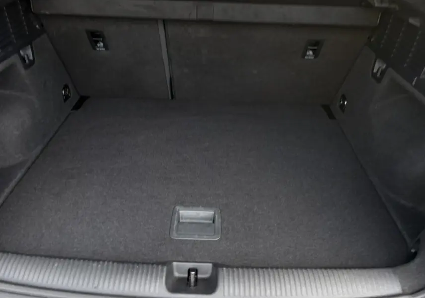 Coffre spacieux de l'Audi Q2 30 TDI S-Line 2025, vue intérieure arrière avec revêtement noir uniforme.