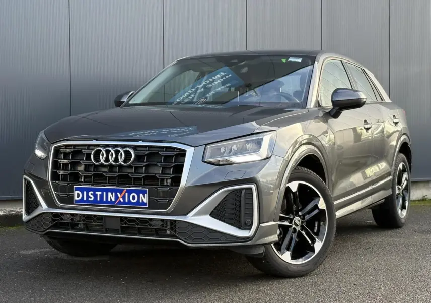 Audi Q2 30 TDI S-Line gris Daytona vue 3/4 avant, avec jantes Audi Sport 5 branches finition titane mat.