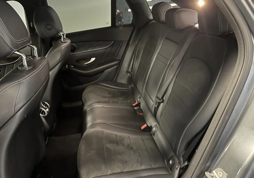 Vue intérieure côté droit des sièges arrière noirs en similicuir avec surpiqûres contrastées d'un Mercedes GLC Sportline 2019.