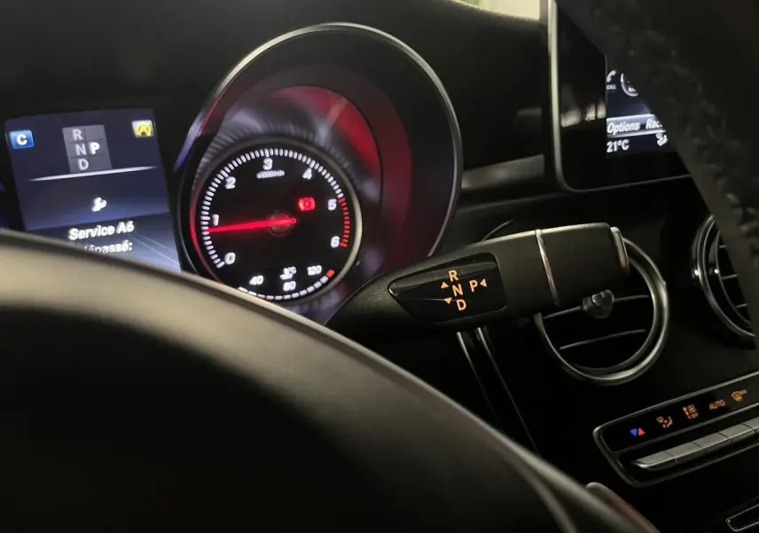 Vue rapprochée du tableau de bord noir et levier de vitesses automatique d'une Mercedes GLC 220 d Sportline gris.