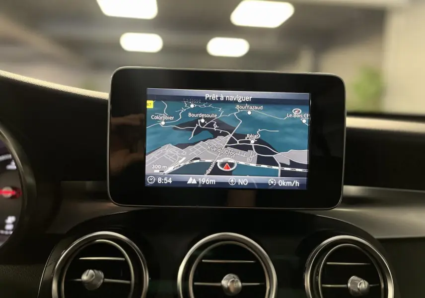 Écran de navigation Garmin MAP PILOT au centre du tableau de bord du Mercedes GLC gris, vue intérieure frontale.