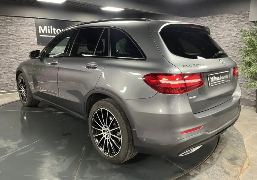 Vue 3/4 arrière droite d'un Mercedes GLC 220 d Sportline gris métallisé avec jantes AMG multibranches 20 pouces.