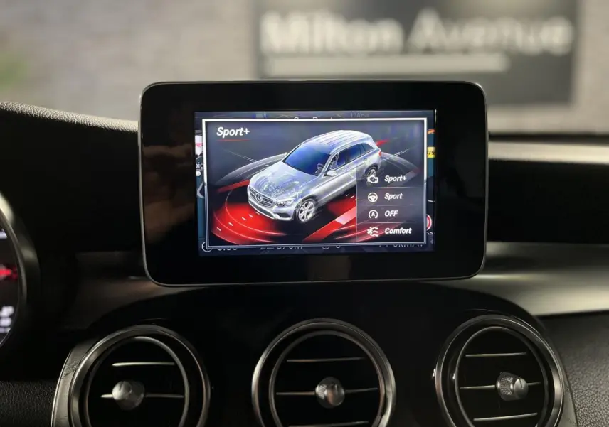 Écran central du tableau de bord d'une Mercedes GLC 220 d Sportline affichant le mode de conduite Sport+