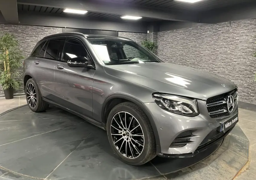 Mercedes GLC 220 d Sportline gris métallisé en 3/4 avant avec jantes AMG 20 pouces multibranches noires et chrome