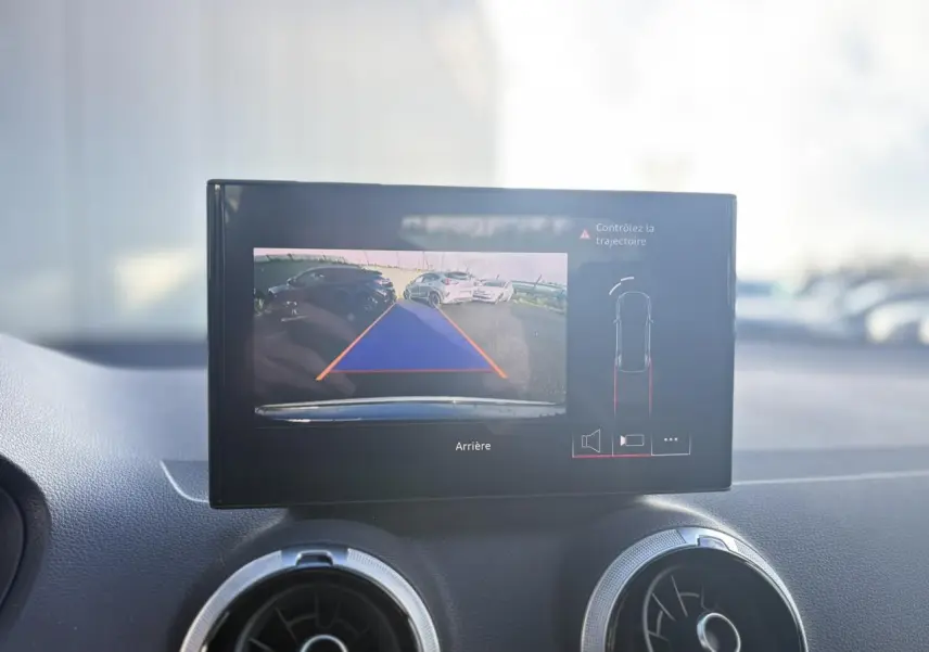 Écran central de l'Audi Q2 30 TDI S-Line 2025 montrant la caméra de recul avec guidage de trajectoire.