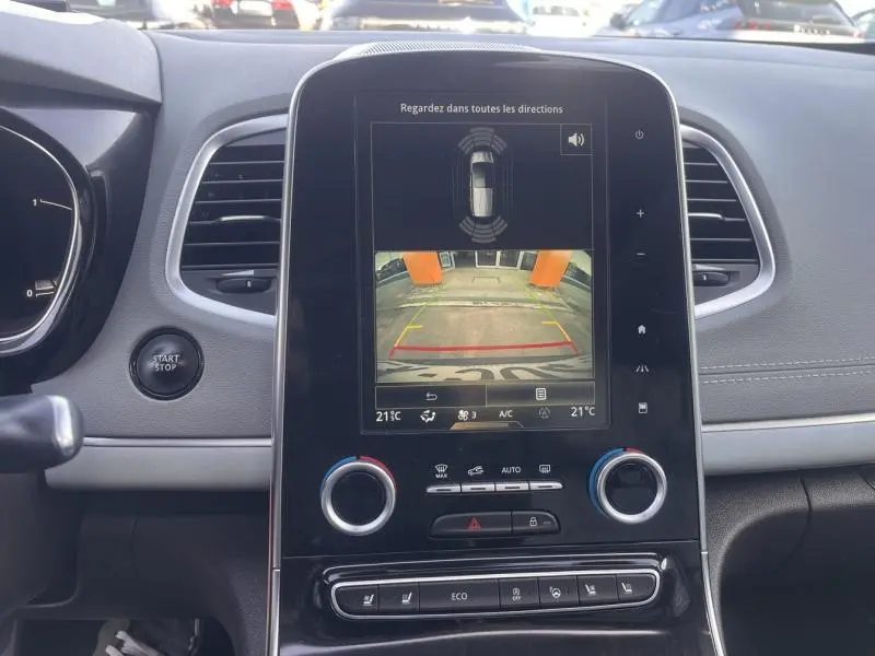 Vue rapprochée de la console centrale du Renault Espace gris Cassiopée 2018, écran tactile avec caméra de recul active.