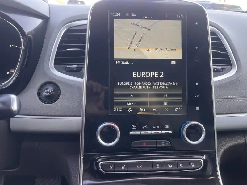 Vue rapprochée du tableau de bord central du Renault Espace gris Cassiopée 2018 avec écran tactile affichant GPS et radio Europe 2.