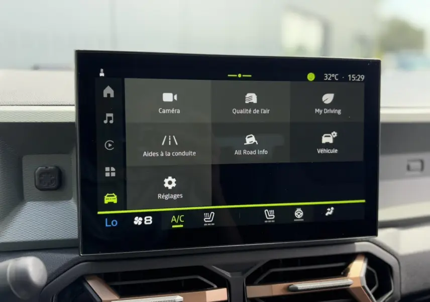 Écran tactile 10 pouces du tableau de bord du Dacia Duster 2025, avec interface climatisation et aides à la conduite.