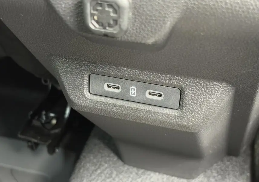 Prise USB double type C pour recharge rapide intégrée dans la console centrale du Dacia Duster Gris Schiste 2025