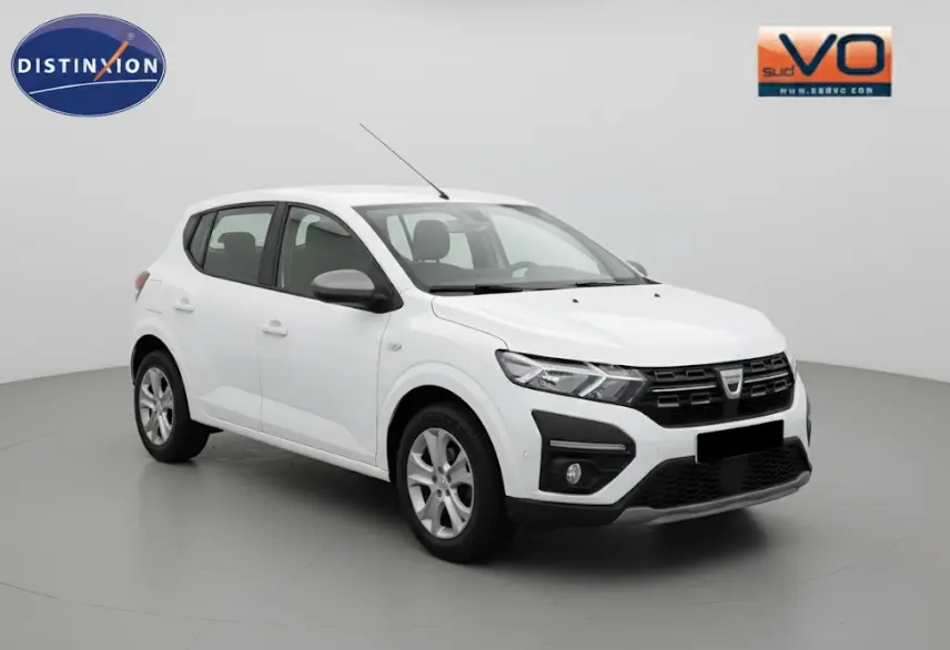 Vue 3/4 avant droite d'une Dacia Sandero blanche 2021 avec calandre noire et feux diurnes LED.