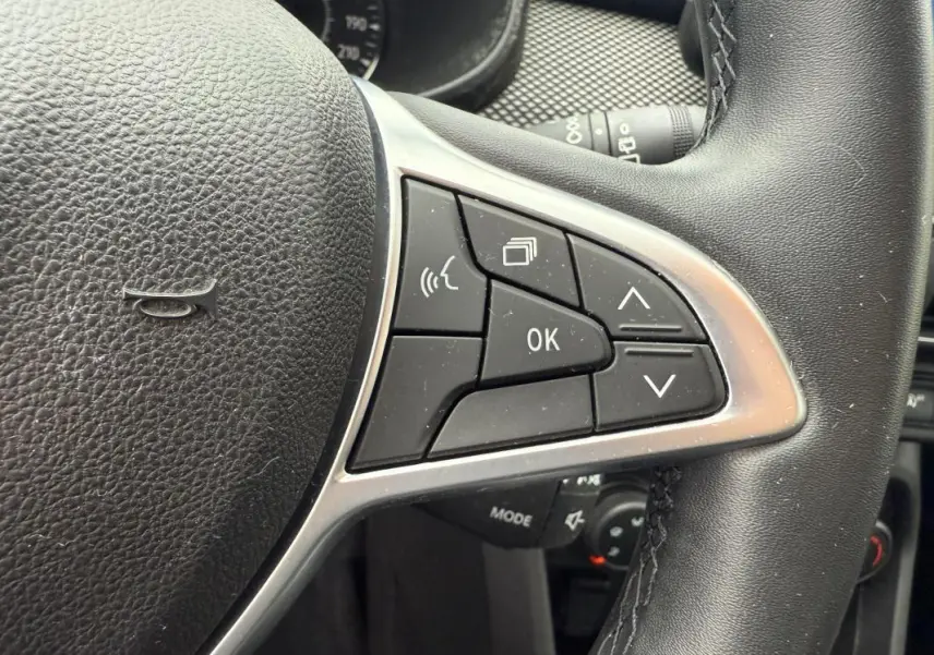 Gros plan sur les commandes du volant côté droit d'une Dacia Sandero blanche, version SCe 65 Confort 2021.