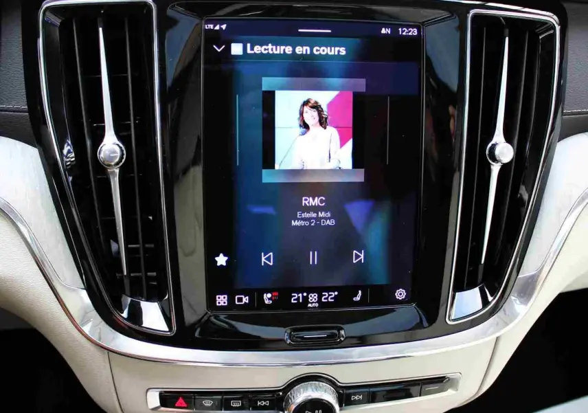 Écran tactile central et aérateurs verticaux noirs dans l'habitacle clair du Volvo S60 gris métal 2024 hybride rechargeable.