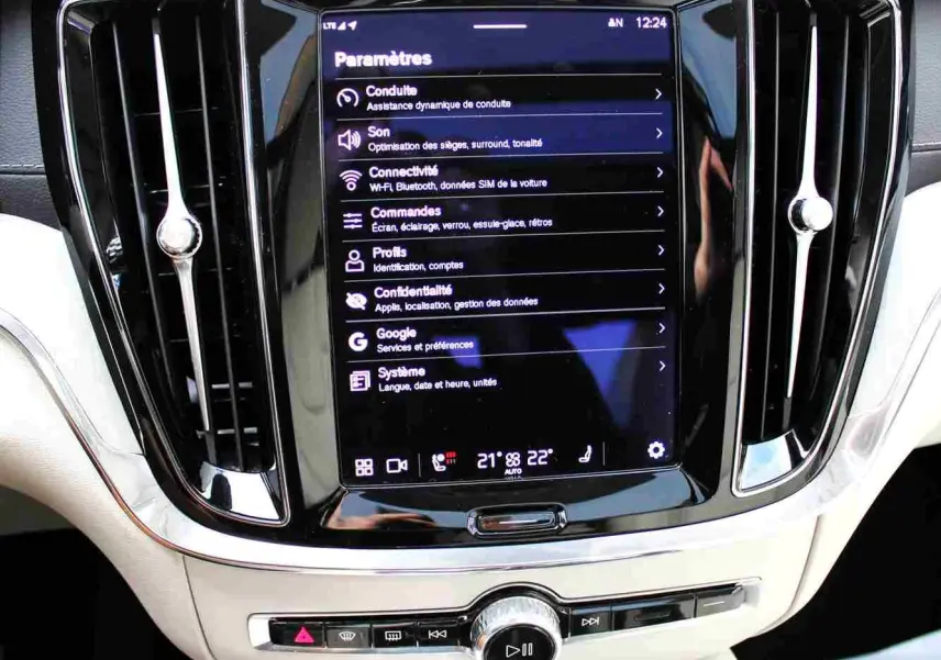 Écran tactile central du tableau de bord du Volvo S60 2024 gris métal, avec commandes et réglages affichés.