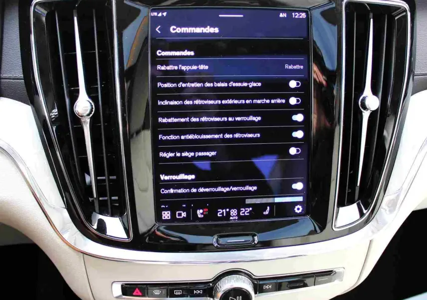 Écran tactile central avec commandes du véhicule sur Volvo S60 T6 hybride gris métal, vue intérieure frontale.